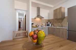 Geladeira, micro-ondas, cafeteira/chaleira, torradeira