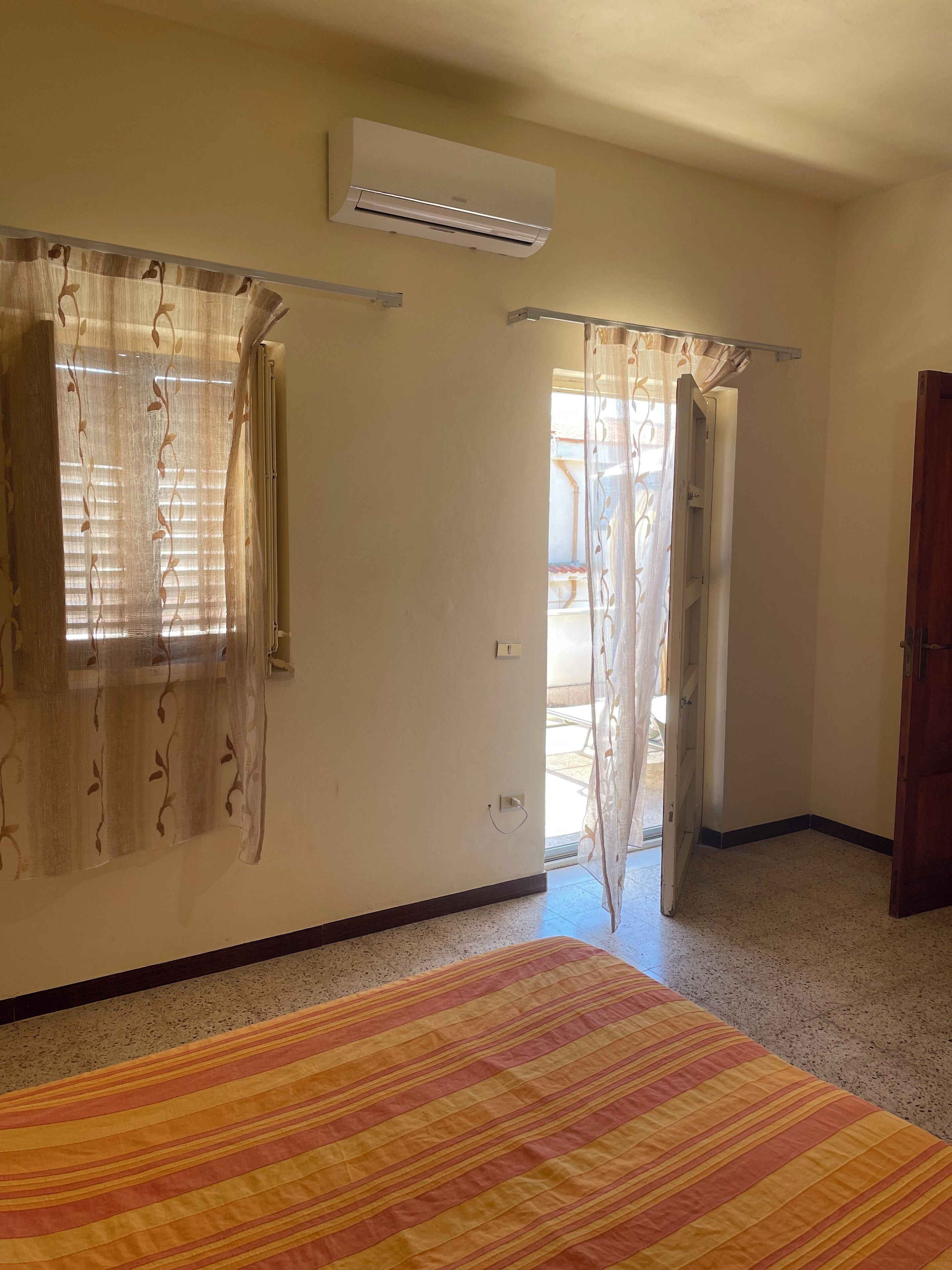 5 habitaciones, tabla de planchar con plancha y wifi gratis 