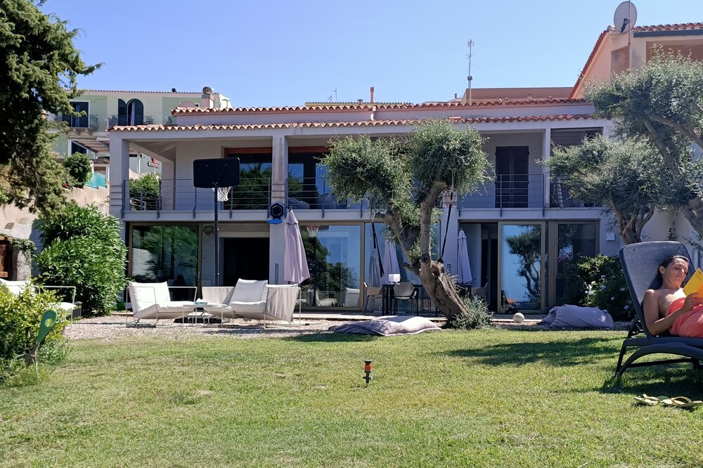 APARTMENT IN VILLA WITH PRIVATE GARDEN