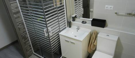 Chuveiro, secador de cabelo, toalhas de banho, sabonete