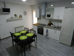 Een koelkast, een magnetron, een oven, een kookplaat