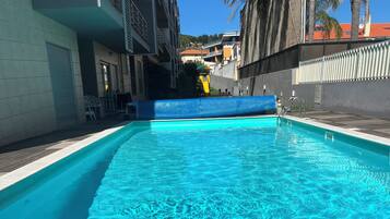 Een buitenzwembad, een verwarmd zwembad