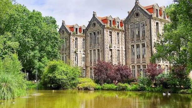 A historic building with a symmetrical facade, large windows, and a pond in front. - Private Condominium, 400 Metres From The Beach, 2 Minutes from Market And Shops  (Sao Martinho do Porto)
