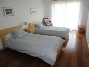 3 chambres, fer et planche à repasser, lit de bébé portatif