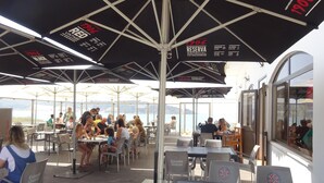An outdoor dining area with tables and umbrellas, overlooking a body of water. - Private Condominium, 400 Metres From The Beach, 2 Minutes from Market And Shops  (Sao Martinho do Porto)