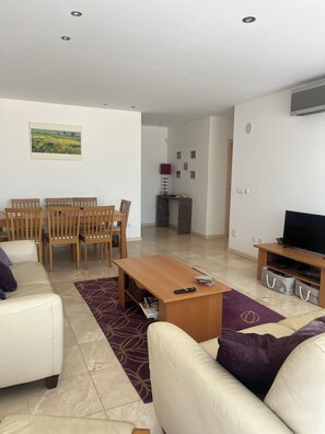 Smart-TV, DVD-spiller, filmbibliotek og stereoanlegg