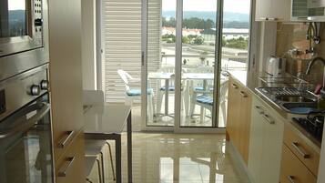 Een koelkast, een magnetron, een oven, een kookplaat