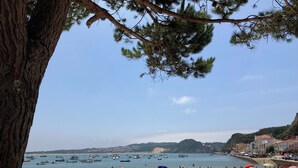 A beach with people, umbrellas, and boats. - Private Condominium, 400 Metres From The Beach, 2 Minutes from Market And Shops  (Sao Martinho do Porto)