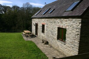 Outdoor dining - The Granary @ Troedyrhiw Holiday Cottages, Cardigan Bay, West Coast of Wales (Cardigan)