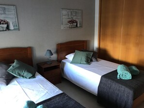 2 slaapkamers, een strijkplank/strijkijzer, reisbedje, gratis wifi