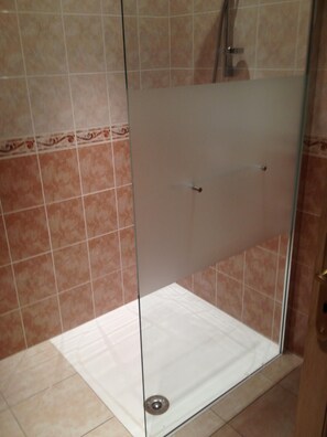 Ensemble douche/baignoire, sèche-cheveux, serviettes fournies, savon