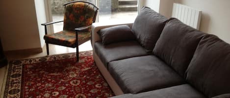 Téléviseur, lecteur de DVD, livres, chaßne audio