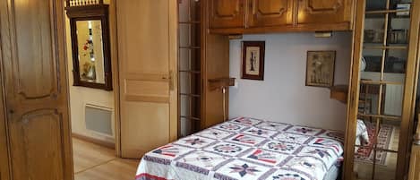 1 chambre, bureau, fer et planche Ă repasser, lit parapluie