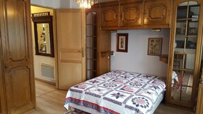 1 chambre, bureau, fer et planche à repasser, lit parapluie