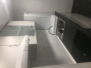 Haartrockner, Handtücher, Seife, Toilettenpapier