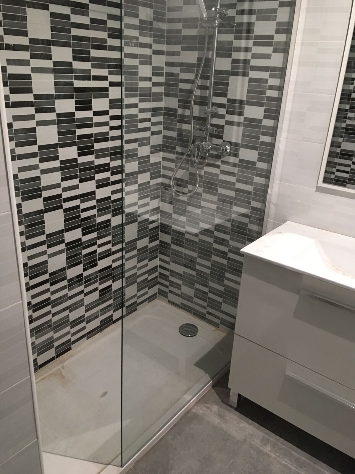 Een haardroger, handdoeken, zeep, toiletpapier