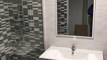 Een haardroger, handdoeken, zeep, toiletpapier