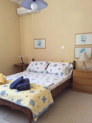 2 slaapkamers, een strijkplank/strijkijzer, internet, beddengoed