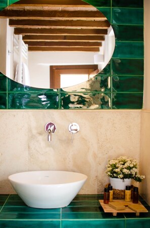 Secador de cabelo, toalhas de banho