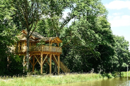 Eksteriør. LUXURY CABIN WITH SPA IN TREES