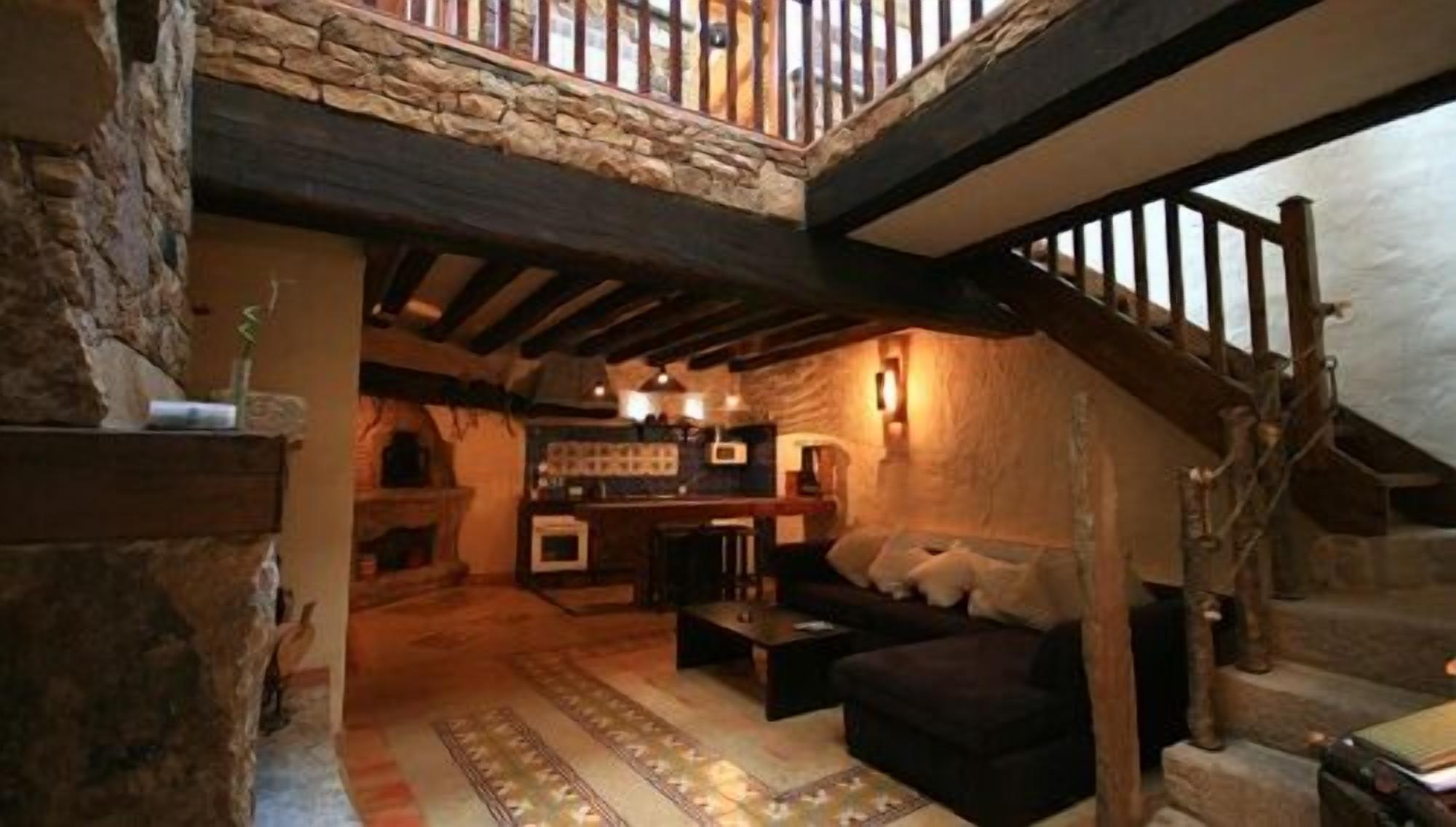 Televisor, llar de foc i reproductor de DVD 