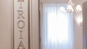 Ein Flur mit einem Schild mit der Aufschrift 'MASTROIANI' und einer Chandelier.