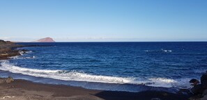 Accommodatie ligt op het strand, ligstoelen, strandlakens
