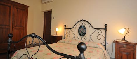2 bedrooms, iron/ironing board, travel cot, WiFi