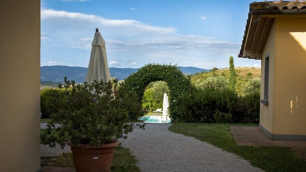 A pathway leading to a pool with a view of mountains. - SANGIOVESE APARTMENT at Agriturismo MUSIGNANO (Cerreto guidi)