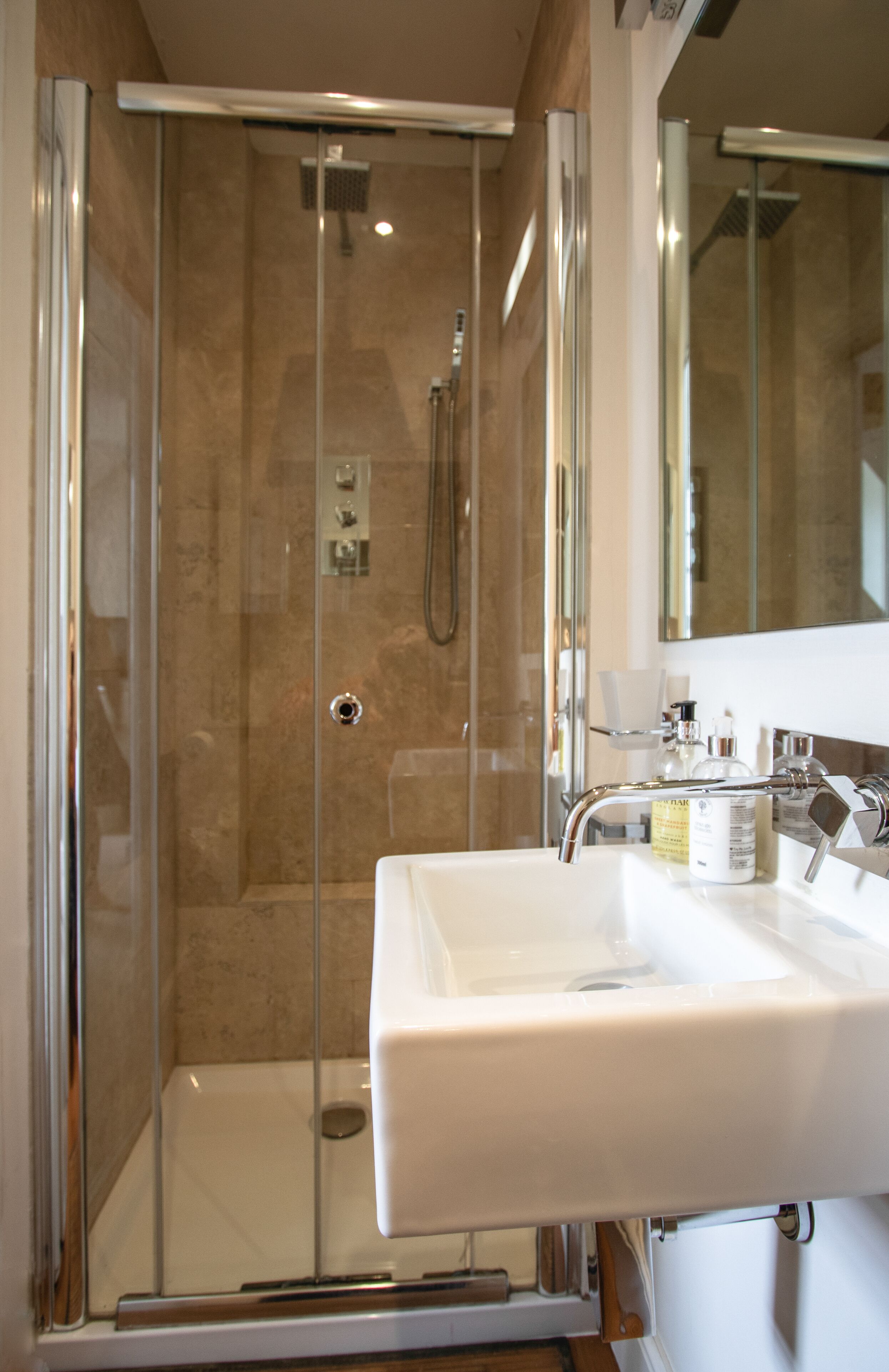 Douche, sèche-cheveux, serviettes fournies, shampoing