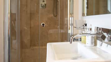 Douche, sèche-cheveux, serviettes fournies, shampoing