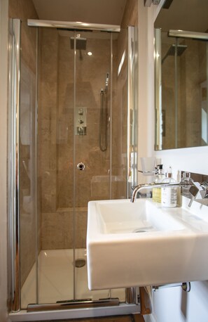 Shower, hair dryer, towels, shampoo - Quayside Quarters * Great Location * Old Town Poole * Free Secure Parking (Poole)