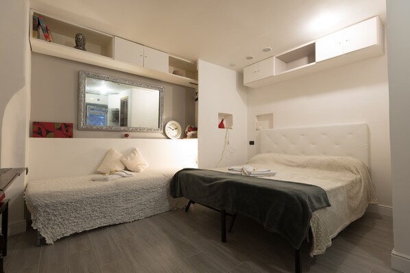 1 chambre, fer et planche à repasser, lit de bébé portatif