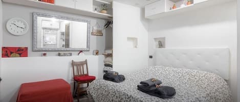 1 bedroom, iron/ironing board, travel cot, Internet