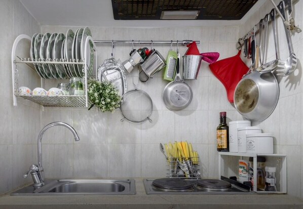 Kokeplater, kaffetrakter/tekoker, vannkoker og kjøkkenutstyr