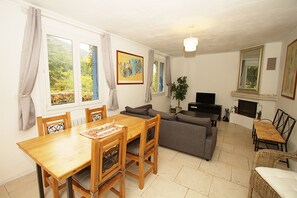 Smart TV, fireplace, DVD player, books
