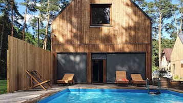 Een buitenzwembad en een verwarmd zwembad