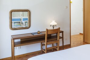 3 bedrooms, desk, iron/ironing board, internet - Very spacious and bright house with GARAGE (Vila Nova de Gaia)