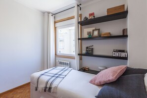 3 bedrooms, desk, iron/ironing board, internet