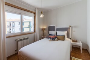 3 bedrooms, desk, iron/ironing board, internet - Very spacious and bright house with GARAGE (Vila Nova de Gaia)