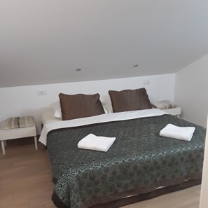 4 bedrooms, iron/ironing board, free WiFi, bed sheets