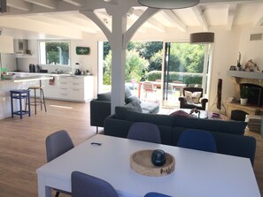 TV, caminetto, tavolo da ping pong, libri