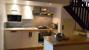 Geladeira, micro-ondas, fogão, cooktop