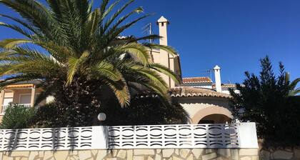 Wunderschöne Villa, 30 m vom Meer entfernt und im Golf Resort, WLAN und klimatisiert