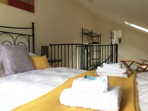 1 bedroom, iron/ironing board, WiFi, bed sheets - Cosy Cornish Bolt Hole, Pet Friendly (Truro)