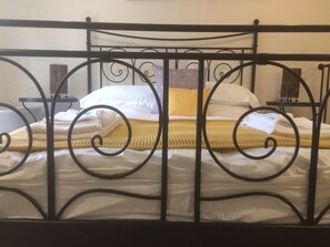 1 dormitorio, tabla de planchar con plancha, wifi y ropa de cama