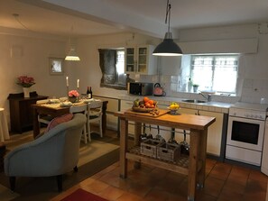 Een koelkast, een microgolfoven, een oven, een kookplaat