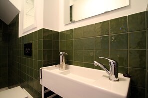 Suihku, hiustenkuivaaja, pyyhkeet