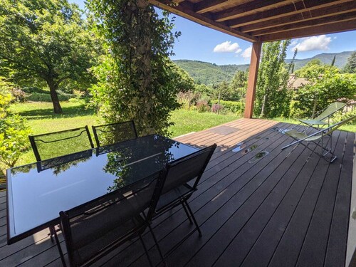 Pleine campagne, rez de jardin sur grand terrain, avec terrasse et vue dominante