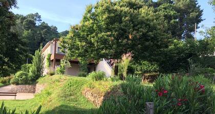 Pleine campagne, rez de jardin sur grand terrain, avec terrasse et vue dominante